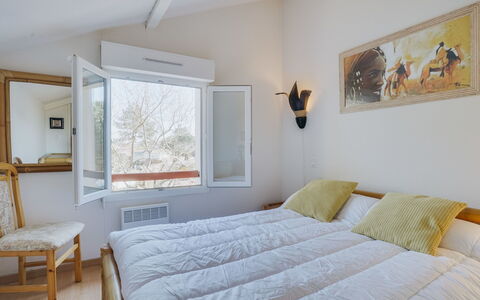 Les Écureuils: Furniture, Property, Building, Picture Frame, Window, White, Comfort, Azure, Interior Design, Wood