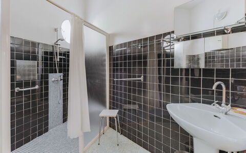 La Chilière: Bathroom, Property, Black, Room, Real Estate, Tile, Architecture, Interior Design, Building, House
