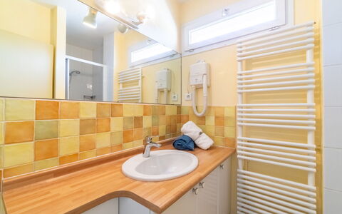 Les Ilaires: Mirror, Plumbing Fixture, Tap, Sink, Property, Bathroom, Bathroom Sink, Building, Wood, Interior Design