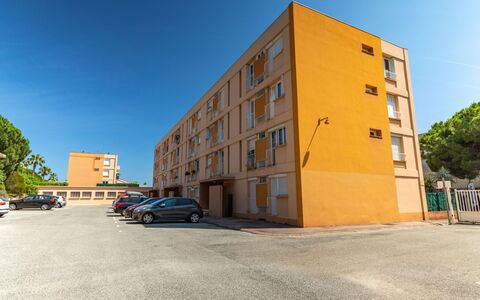 Les Ilaires: Sky, Building, Property, Window, Car, Architecture, Urban Design, Condominium, House, Neighbourhood