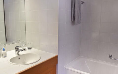 Romarin 220: Bathroom, Tap, Property, Tile, Room, Plumbing Fixture, Wall, Bathroom Accessory, Floor, Interior Design
