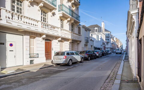 Dinard 189: Car, Wheel, Building, Sky, Vehicle, Window, Road Surface, Infrastructure