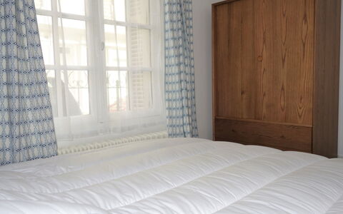 Dinard 189: Window, Building, Comfort, Wood, Shade, House, Interior Design, Flooring, Bed Frame
