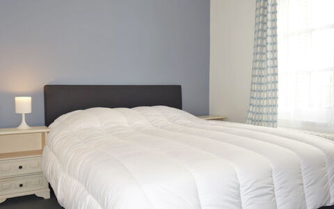 Dinard 189: Furniture, Property, Comfort, Light, Building, Wood, Bed Frame, Pillow, Textile, Lighting