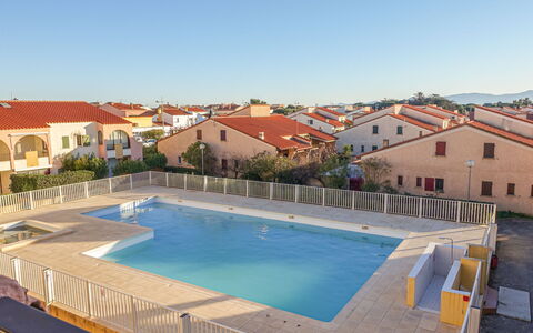 Les Patios du Barcarès: Water, Sky, Property, Building, Plant, Window, Swimming Pool, Azure, House, Tree