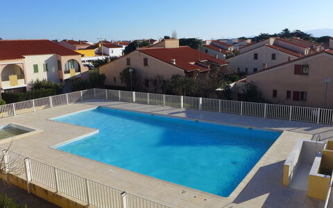 Les Patios du Barcarès: Water, Sky, Building, Property, Swimming Pool, Plant, Window, Azure, Rectangle, Shade