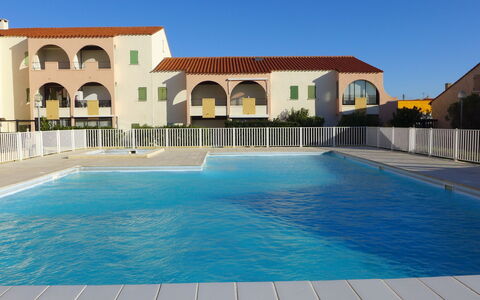 Les Patios du Barcarès: Water, Sky, Property, Swimming Pool, Building, Plant, Azure, House, Shade, Leisure
