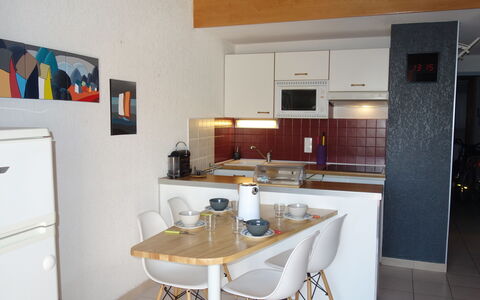 Le Barcarès 545: Property, Furniture, Cabinetry, Table, Picture Frame, Countertop, Wood, Interior Design, Orange, Kitchen Stove