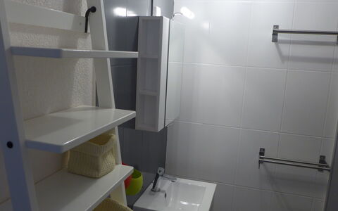 Le Barcarès 545: Sink, Tap, Bathroom, Bathroom Sink, Building, Plumbing Fixture, Flooring, Line, Floor