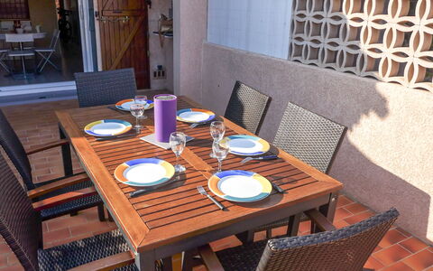 Le Barcarès 545: Table, Furniture, Tableware, Chair, Dishware, Building, Wood, Textile, Interior Design, Plate