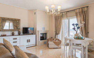 Grande Vista V 2.2: Furniture, Couch, Property, Mirror, Interior Design, Wood, Living Room, House, Table