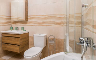 Grande Vista Vi 2.3: Plumbing Fixture, Property, Tap, Bathtub, White, Bathroom Sink, Bathroom, Building, Interior Design, Toilet Seat