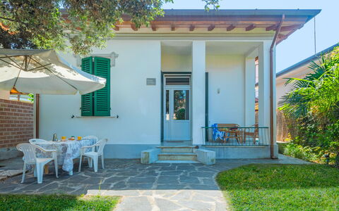 Anita: Property, House, Home, Building, Real Estate, Residential Area, Architecture, Yard, Cottage, Room