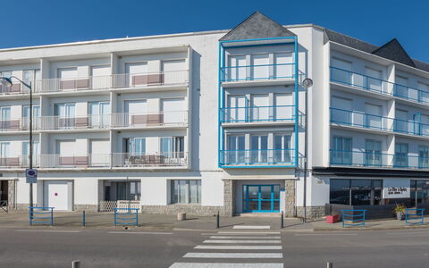 Hoédic: Building, Property, Residential Area, Architecture, Mixed-Use, Apartment, Neighbourhood, House, Town, Condominium