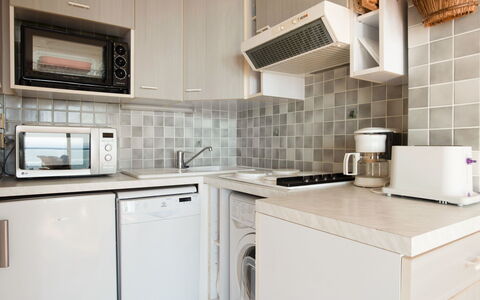 Hoédic: Countertop, Room, Cabinetry, Kitchen, White, Furniture, Property, Tile, Interior Design, Kitchen Stove