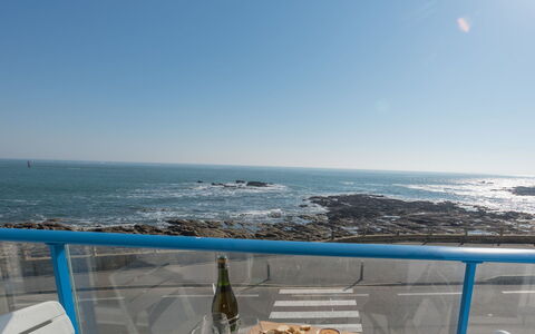 Hoédic: Water, Sky, Daytime, Tableware, Blue, Body Of Water, Coastal And Oceanic Landforms, Horizon, Cloud, Table