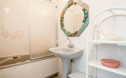 Hoédic: Bathroom, Room, Property, Tile, Interior Design, Floor, Architecture, Furniture, Flooring, Sink