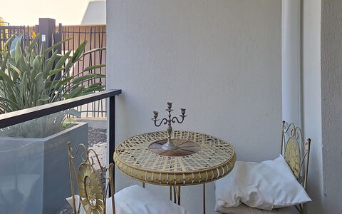 Fréjus 853: Furniture, Balcony, Chair, Glass, Shade, Houseplant, Outdoor Furniture, Coffee Table, Fence, Daylighting