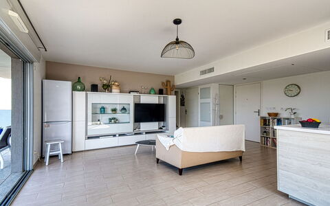 Fréjus 853: Cabinetry, Property, Furniture, Countertop, Kitchen, Television, Couch, Lighting, Houseplant, Home Appliance