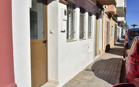 Caseta Blanqueta: Building, Interior Design, Window, Wood, Floor, Wall, Flooring, Automotive Exterior, Door, Vehicle