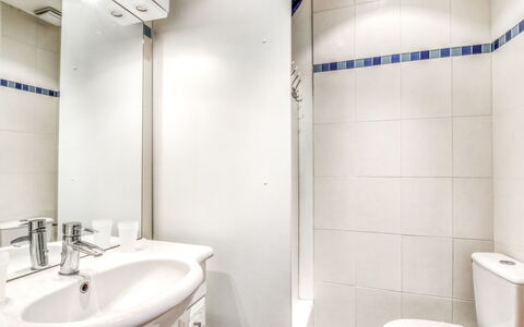 Asfeld: Plumbing Fixture, Property, Sink, Photograph, Mirror, White, Blue, Bathroom, Tap, Black