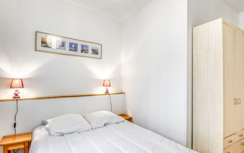 Asfeld: Furniture, White, Comfort, Orange, Building, Wood, Textile, Lighting, Interior Design