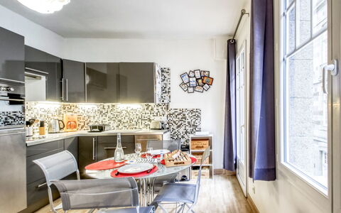 Asfeld: Table, Property, Window, Wood, Interior Design, Lighting, Chair, Couch, Flooring, Building