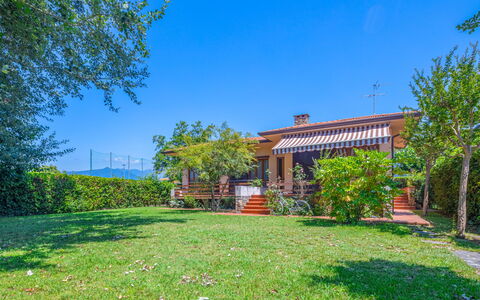 Donatella: Property, Real Estate, House, Natural Landscape, Land Lot, Building, Home, Estate, Sky, Rural Area