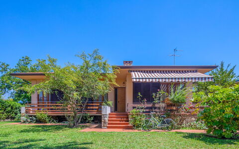 Donatella: Property, House, Real Estate, Home, Building, Architecture, Sky, Tree, Residential Area, Rural Area