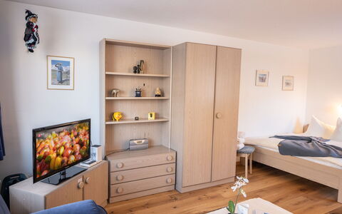 Champfer 2: Table, Furniture, Wood, Couch, Comfort, Living Room, Interior Design, Floor, Picture Frame, Flooring