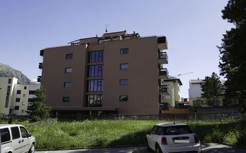 Champfer 2: Car, Sky, Building, Plant, Vehicle, Property, Window