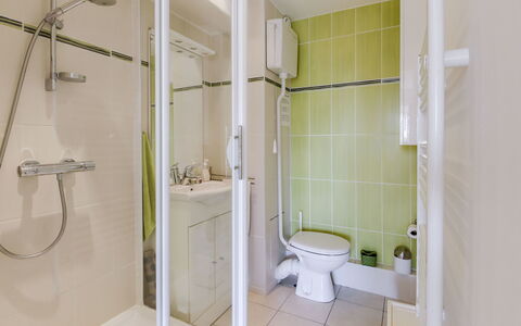 Le Clos des Lavandes: Bathroom, Property, Room, Plumbing Fixture, Shower Bar, Shower Door, Architecture, Shower, Tile, Real Estate