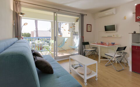 Le Clos des Lavandes: Room, Property, Furniture, Living Room, Interior Design, Building, House, Floor, Real Estate, Table