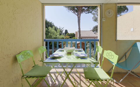 Le Clos des Lavandes: Furniture, Building, Table, Property, Chair, Shade, Plant, Outdoor Furniture, Wood, Tree