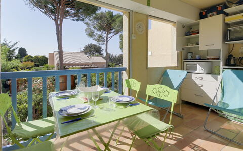 Le Clos des Lavandes: Property, Room, Building, Interior Design, House, Real Estate, Furniture, Home, Table, Balcony