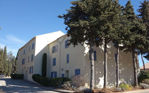Le Clos des Lavandes: Plant, Sky, Building, Property, Window, Tree, Architecture, Neighbourhood, Road Surface, Residential Area
