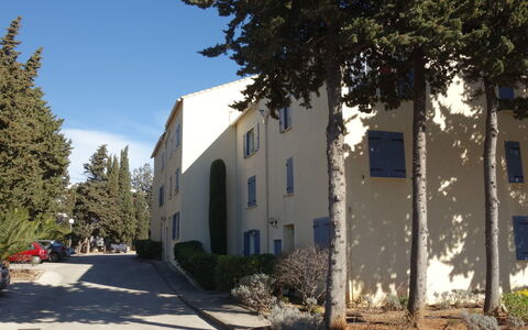 Le Clos des Lavandes: Plant, Building, Sky, Window, Tree, Road Surface, Cloud, Neighbourhood, Woody Plant, Facade