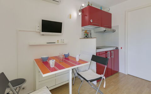 Le Clos des Lavandes: Room, Property, Furniture, Building, Interior Design, House, Real Estate, Table, Floor, Loft