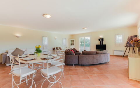 Hameau du Brost: Property, Room, Real Estate, Building, Floor, Interior Design, Furniture, House, Ceiling, Table