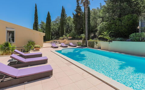 Les Toscanes: Plant, Water, Sky, Swimming Pool, Shade, Architecture, Grass, Leisure, Tree, Rectangle