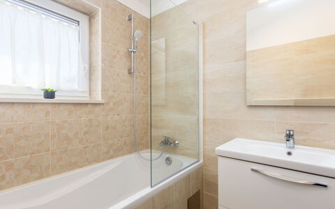Roko: Bathtub, Plumbing Fixture, Property, Tap, Plant, Bathroom, Building, Window, Shower