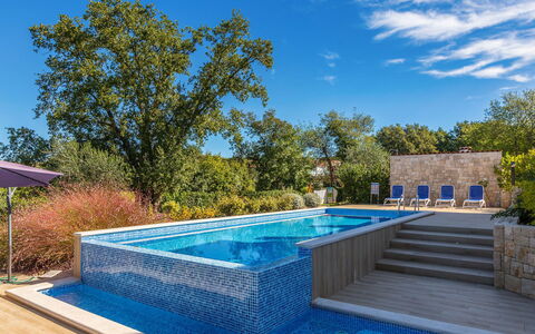 Roko: Plant, Water, Sky, Daytime, Property, Building, Cloud, Swimming Pool, Azure, House