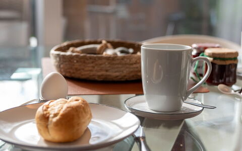 Kegelrobbe: Food, Tableware, Table, Dishware, Coffee Cup, Cup, Ingredient, Plate, Saucer, Serveware