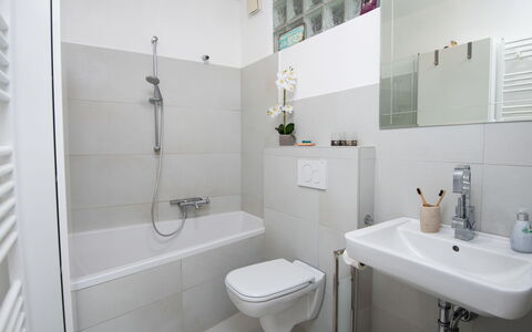 Kegelrobbe: Plumbing Fixture, Property, Sink, Tap, White, Bathroom, Purple, Building, Mirror, Bathroom Sink