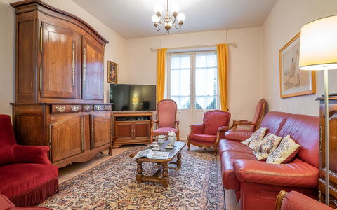 Ker Maria: Picture Frame, Furniture, Property, Couch, Wood, Chair, Houseplant, Interior Design, Floor, Cabinetry