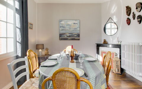 Le Petit Biyou: Property, Furniture, Table, Window, Chair, Wood, Building, Textile, Lighting, Architecture