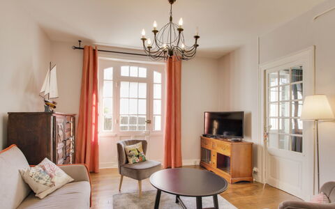 Le Petit Biyou: Furniture, Table, Property, Picture Frame, Window, Wood, Couch, Interior Design, Chair, Architecture