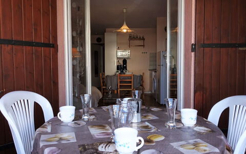 Le Méditerranée: Table, Tableware, Furniture, Property, Chair, Dishware, Building, Tablecloth, Interior Design, Kitchen & Dining Room Table