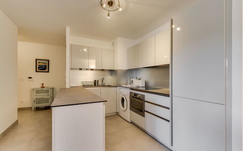 79 Bay: Room, Property, Furniture, Interior Design, Kitchen, Ceiling, Countertop, Building, Cabinetry, Floor