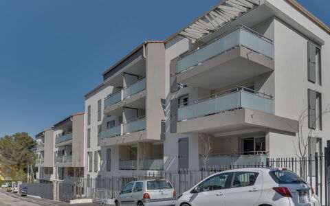 79 Bay: Car, Sky, Wheel, Building, Vehicle, Property, House